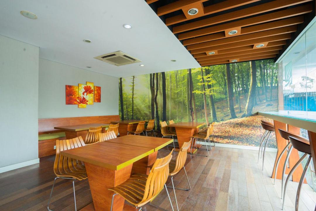 Life Hotel Stasiun Kota Surabaya Bagian luar foto