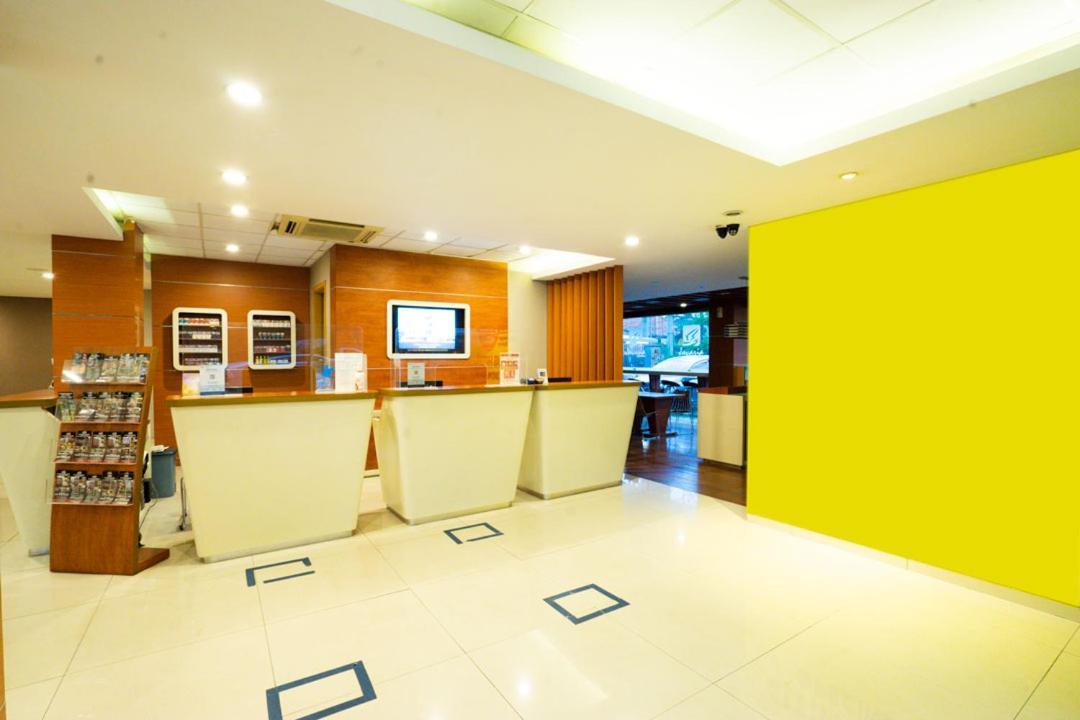 Life Hotel Stasiun Kota Surabaya Bagian luar foto