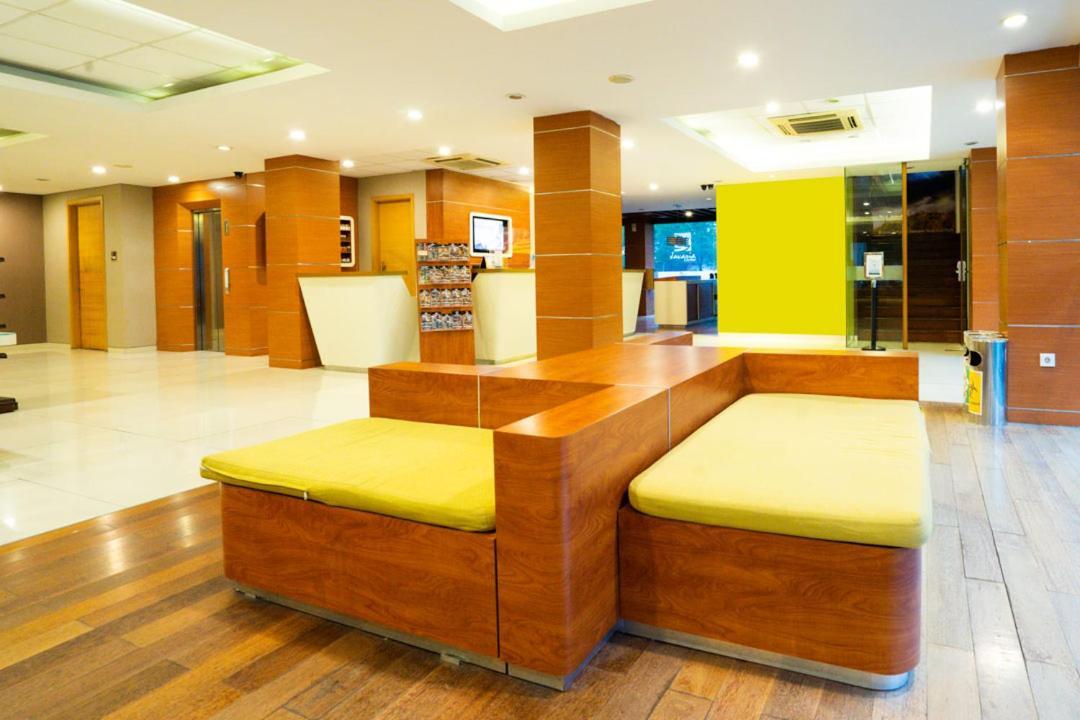 Life Hotel Stasiun Kota Surabaya Bagian luar foto