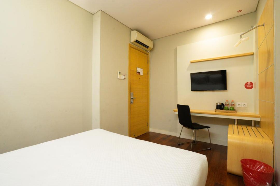 Life Hotel Stasiun Kota Surabaya Bagian luar foto