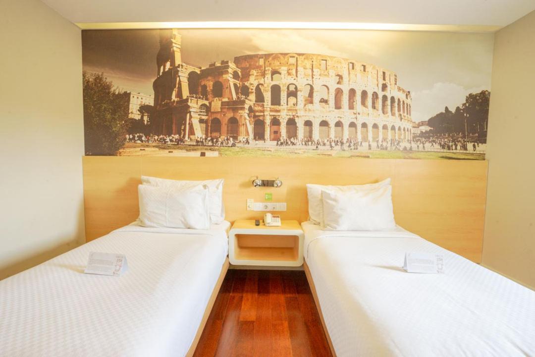 Life Hotel Stasiun Kota Surabaya Bagian luar foto