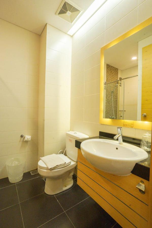 Life Hotel Stasiun Kota Surabaya Bagian luar foto