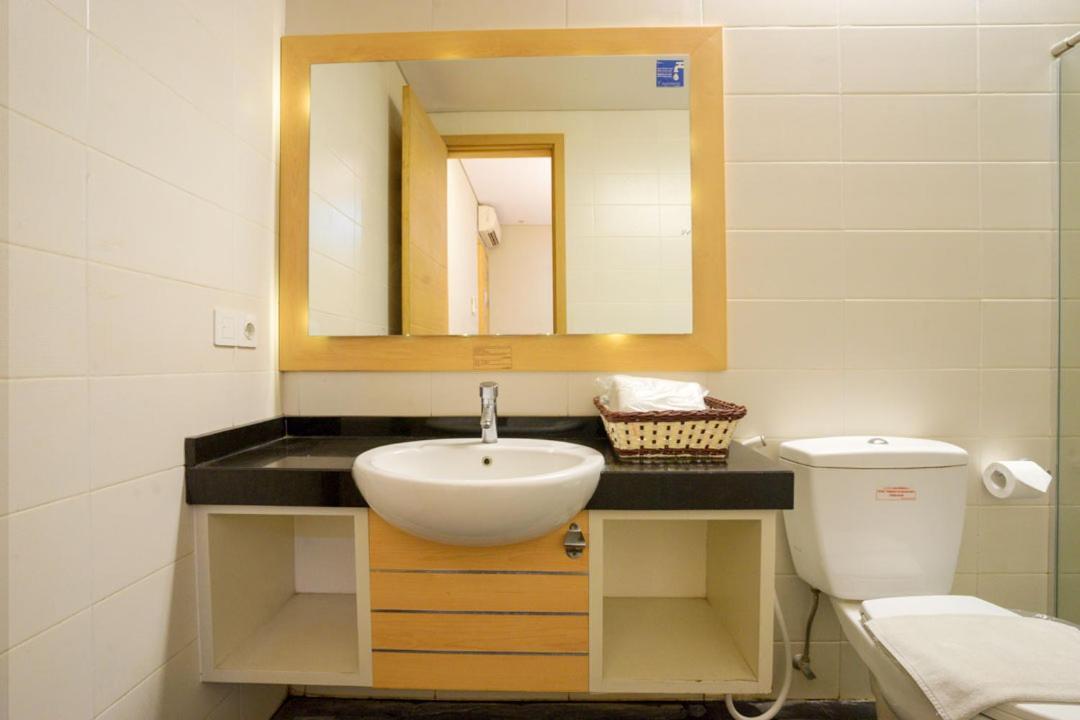 Life Hotel Stasiun Kota Surabaya Bagian luar foto